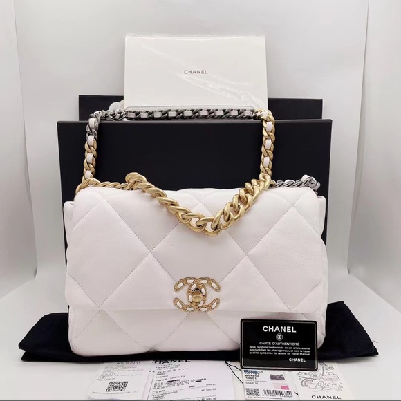 Chanel bag 19/ white / very new condition - Picture 1 of 1